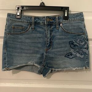 Embroidered jean shorts in women’s size 4/27R. In great condition